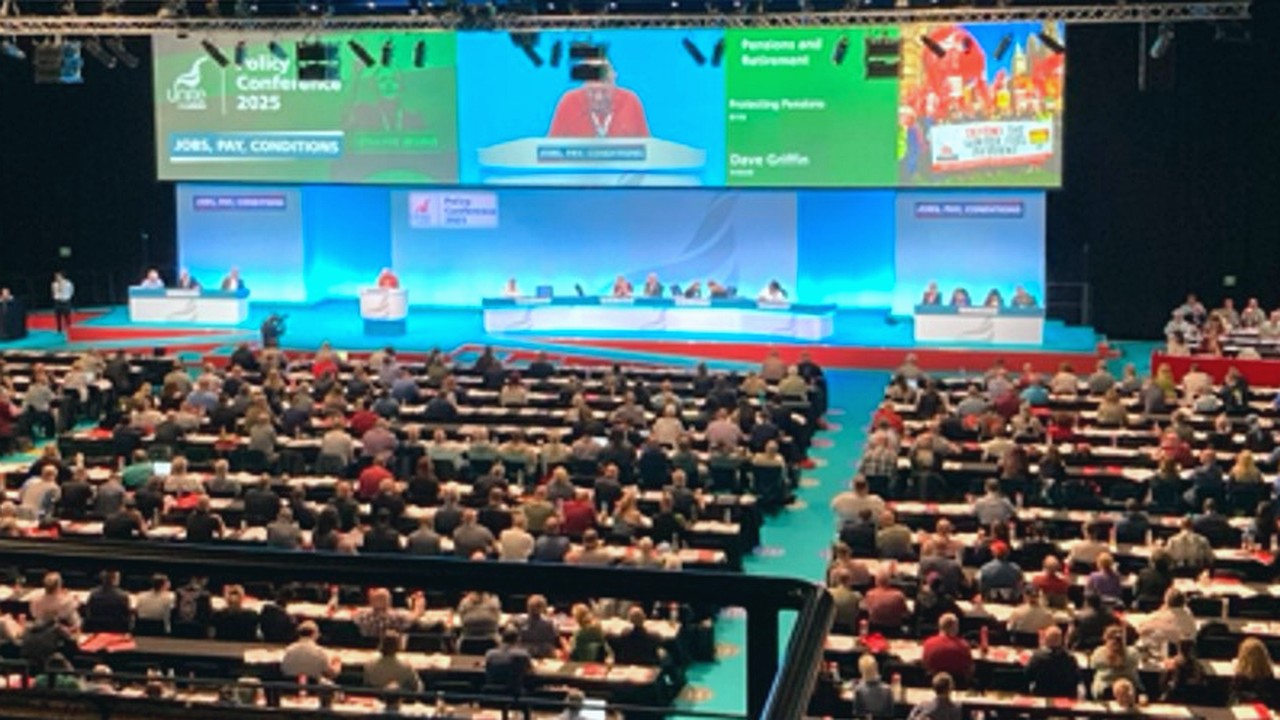 Plenary conference with multi-screen video system design