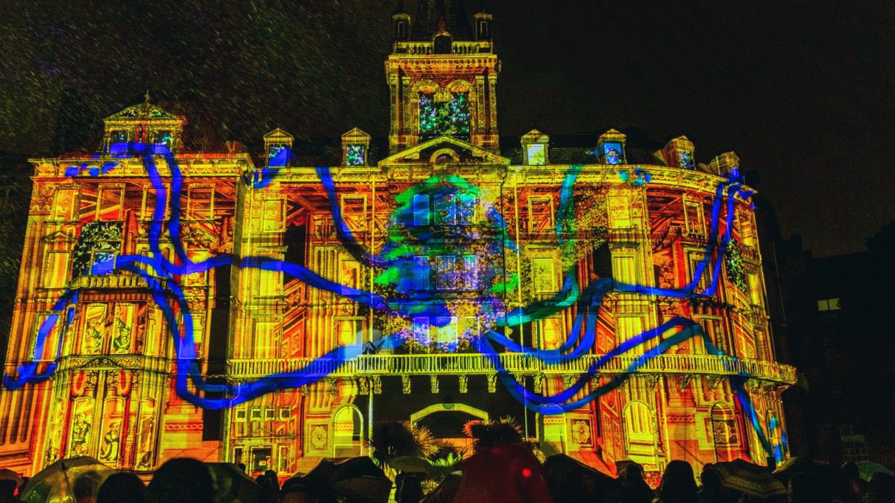 Architectural projection mapping during public event